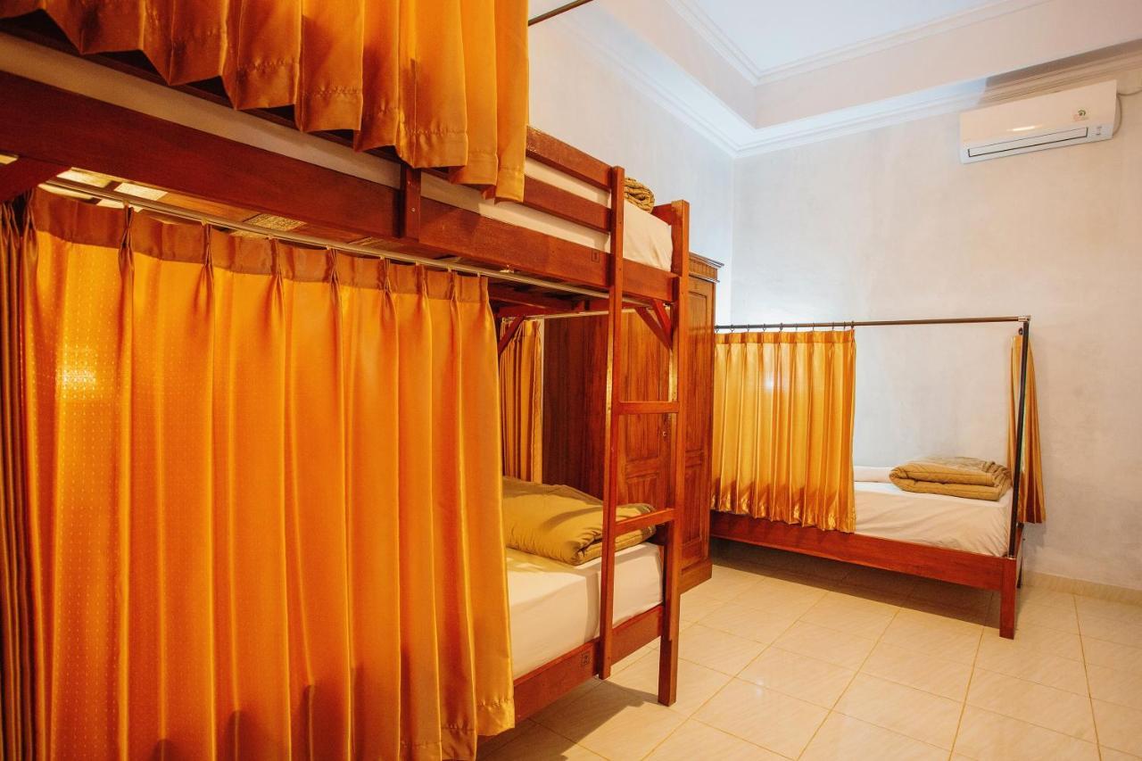 Kamasanti Hostel Toyapakeh エクステリア 写真